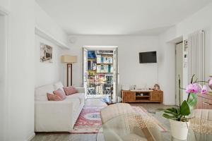 a living room with a white couch and a table at Apartment Maira in Chiavenna