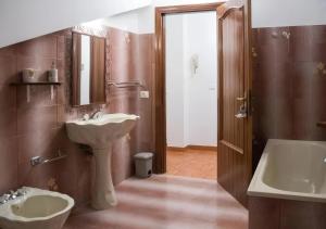a bathroom with a sink and a mirror and a tub at B&B SANTA MARIA VALLEVERDE appartamento vicinissimo alla Clinica L'immacolata in Celano
