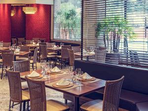 a restaurant with wooden tables and chairs and a window at Prinz Loft in Joinville