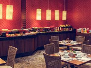 a restaurant with tables and chairs and a buffet at Prinz Loft in Joinville +4 photos