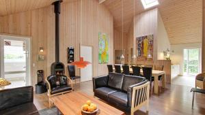 a living room with leather furniture and a dining room at Villavilla 171 - Ebeltoft, Østjylland in Ebeltoft +12 photos