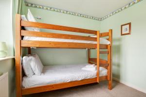a couple of bunk beds in a room at 3 Bed in Leyburn oc-ds013 in West Witton