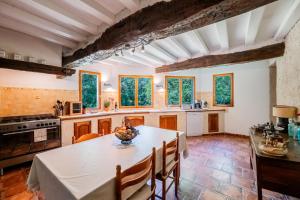 a large kitchen with a table and some chairs at Gîte le Moulin Samsara in Homps