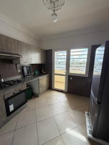 a kitchen with a stoveasteryasteryasteryasteryasteryasteryasteryasteryasteryasteryastery at Appartement moderne - Résidence privée in Kenitra +10 photos