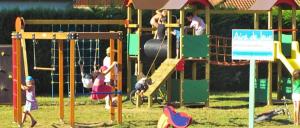 a group of children playing on a playground at ZEcamping 4 étoiles familial animaux acceptés familial piscine couverte in Aureilhan