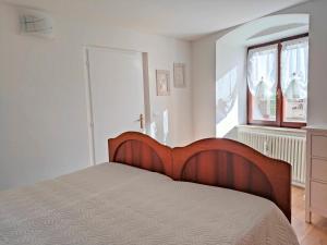 a bedroom with a bed and a window at in Piazza in Mezzocorona