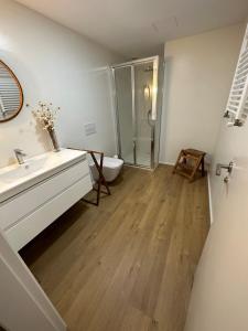 a bathroom with a toilet and a sink and a shower at 60m2 Cozy Apartament in Valencia +2 photos