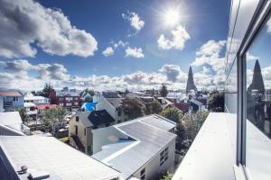 uitzicht op de stad vanaf het dak van een gebouw bij Hotel Ódinsvé in Reykjavík