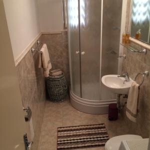 ein Bad mit einer Dusche und einem Waschbecken in der Unterkunft Apartment Nada in Ston