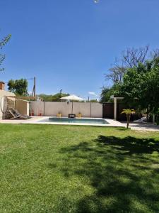 a view of a yard with a swimming pool at La cañada in Belén