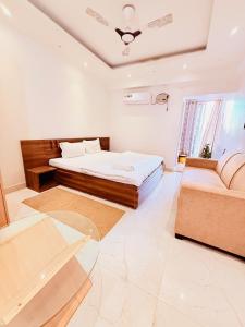 a bedroom with a bed and a couch at AeroStay Comfort Inn - Near Ranchi Airport in Rānchī