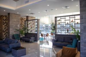 eine Lobby mit blauen Sofas und einem Tisch in der Unterkunft Hotel Kavia Monterrey in Monterrey