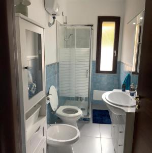 a bathroom with two sinks and a toilet and a shower at Villa Ohana in Pula +6 photos