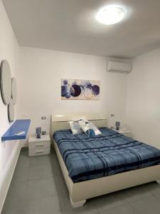 a bedroom with a bed with a blue blanket at Villa Ohana in Pula