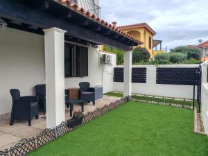 a patio with green grass next to a house at Villa Ohana in Pula