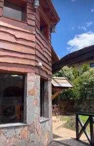 a wooden building with a window on the side of it at Willert hauss in La Cumbrecita