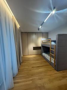 a room with two bunk beds and a curtain at Knight Rooms in Voluntari