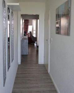 a hallway leading to a living room with a hallwayngth at Ferienwohnung De Kiewitt 207 in Dorum-Neufeld