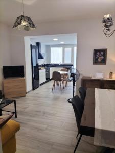 a living room with a kitchen and a dining room at Ca l'Agüela -Fontanars dels Alforins in Fontanares