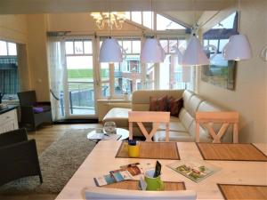 a living room with a couch and a table at Ferienwohnung De Schuufut in Dorum-Neufeld