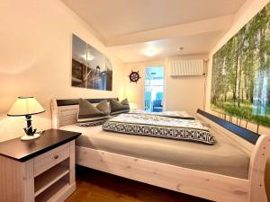 a bedroom with a large bed and a table at Ferienwohnung De Schuufut in Dorum-Neufeld +11 photos