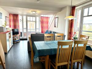 a kitchen and dining room with a table and chairs at Ferienwohnung Suite de Svaan in Dorum-Neufeld