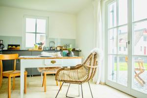 a kitchen with a table and chairs in a room at Reethaus "Buntspecht" in Zierow