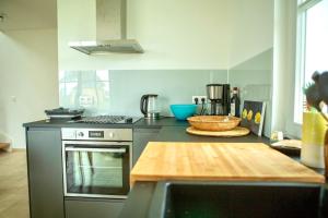 a kitchen with a counter top with a counter top at Reethaus "Buntspecht" in Zierow
