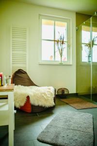a living room with a bed and a window at Reethaus "Buntspecht" in Zierow