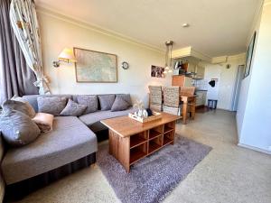 a living room with a couch and a table at Ferienwohnung De Keef in Dorum-Neufeld