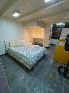 a bedroom with a bed and a desk in it at CONDOMÍNIO IMPERIAL, PRAIA DO FRANCÊS in Praia do Frances