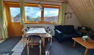 a living room with a table and a couch at LHMW19A12-FeWo-Seglerfruend-II in Westerbergen