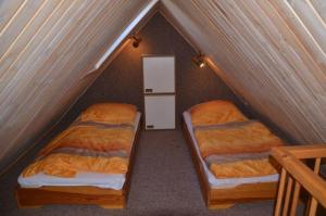 two beds in a small room in a tent at LHMW19A14-FeWo-Seglerfruend-IV in Lemkenhafen auf Fehmarn