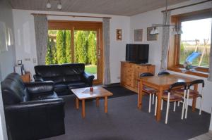 a living room with a couch and a table at LHMW19A03-FeWo-Seglerfruend-III in Westerbergen