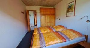a bedroom with a bed with a colorful comforter at LHMW19A03-FeWo-Seglerfruend-III in Westerbergen