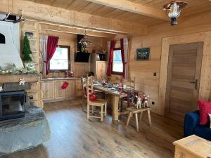 a kitchen and dining room with a table in a cabin at Chata u Holka in Witów