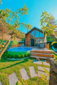 a house with a pool in the yard at Sapancaacarkonaklama in Sapanca