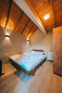a large bed in a room with a wooden ceiling at Sapancaacarkonaklama in Sapanca +28 photos