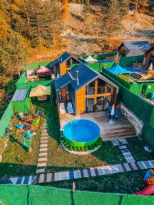 an aerial view of a house with a swimming pool at Sapancaacarkonaklama in Sapanca