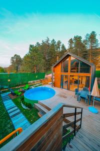 a backyard with a pool and a house at Sapancaacarkonaklama in Sapanca