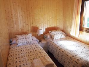 a bedroom with two beds and a window at Fuente Del Arca in Cañamares