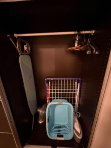 a small cage with a blue object in a room at S&G Home Stilvolles 2-Zimmer-Apartment in zentraler Lage, Komfort & Entspannung garantiert! in Ditzingen