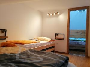 two beds are in a room with a window at Appartement HochOben in Planneralm