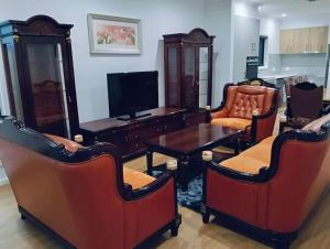 a living room filled with furniture and a tv at Northern Retreat in Wallan