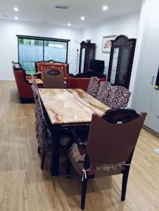 a dining room with a table and chairs at Northern Retreat in Wallan