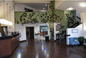 a living room with a large room with a unintention at Sky Harbor Airport Inn in Phoenix +16 photos