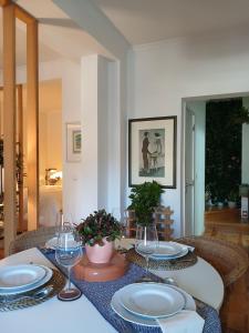 a table with plates and wine glasses on it at A Casa da Vila in Alcochete