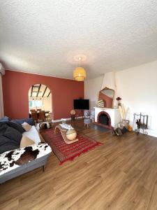 a living room with a bed and a fireplace at Villa San Michele 3 chambres in Linguizzetta