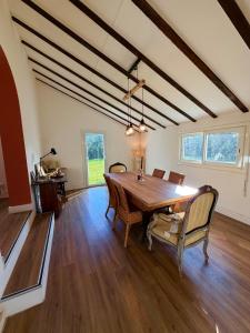 a dining room with a wooden table and chairs at Villa San Michele 3 chambres in Linguizzetta