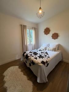 a bedroom with a bed with a black and white blanket at Villa San Michele 3 chambres in Linguizzetta